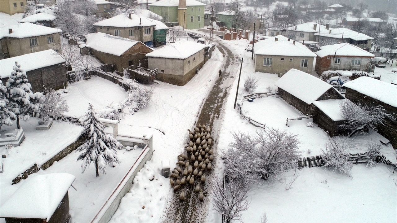 Kırklareli`nin yüksek kesimlerinde kar yağışı etkisini üç gündür tipi şeklinde sürdürüyor.