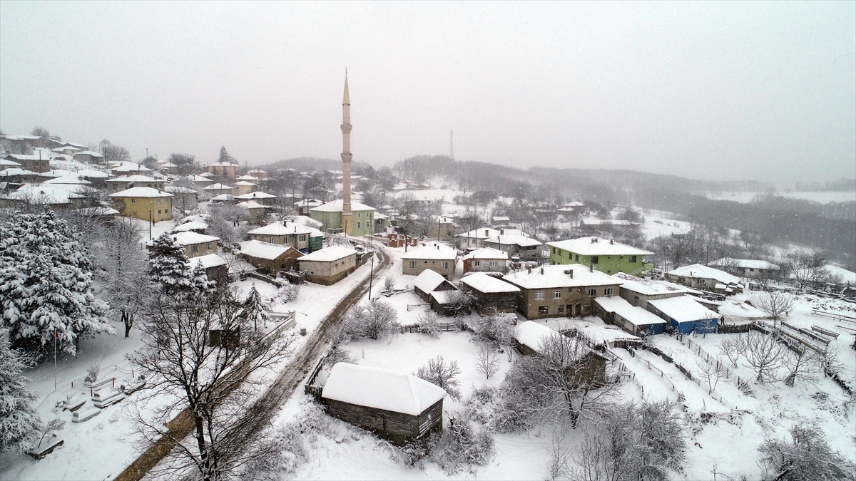 Hava sıcaklığının sıfırın altında 1 derece ölçüldüğü kent merkezinde, kar yağışı sabah saatlerinde etkisini kaybetti.