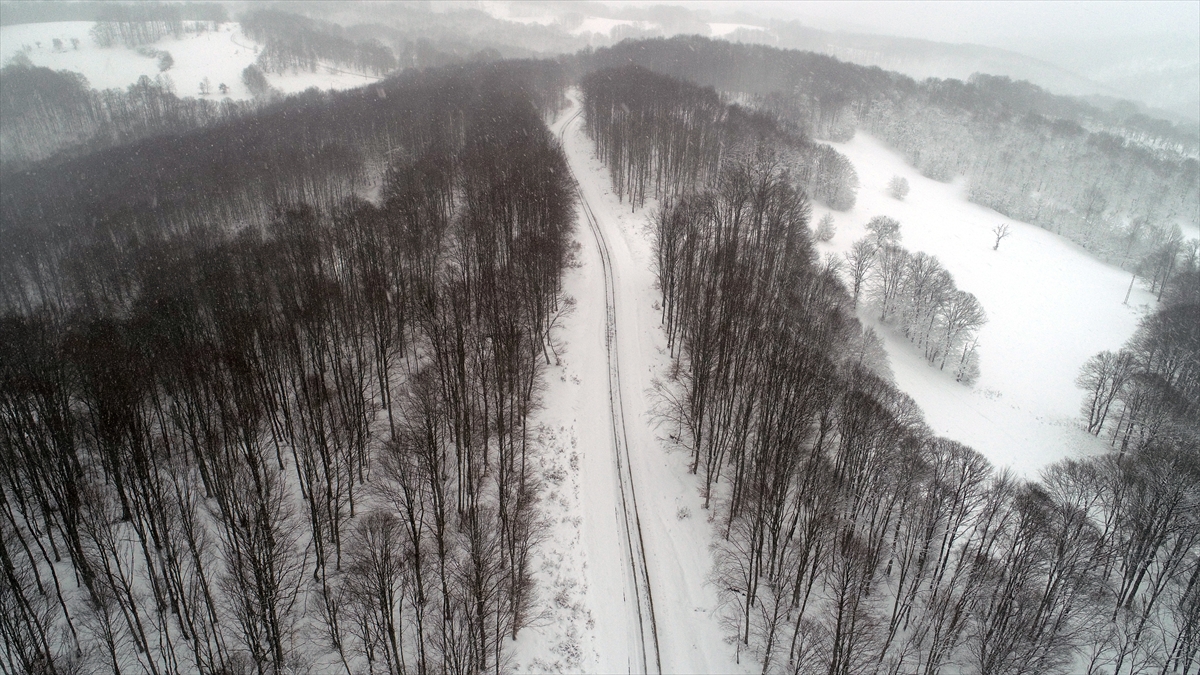 Kar yağışı ve tipi nedeniyle kapanan Demirköy ile Kofçaz ilçelerine bağlı 27 köy yolunun ulaşıma açılması için İl Özel İdaresi ekipleri, kar küreme ve tuzlama çalışması yürütüyor.