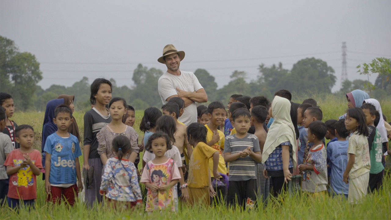 Hollywood yapımı filmlerin yanı sıra Türkiye`de de "Diriliş Ertuğrul" ve "Filinta" dizilerinde rol alan Strik, Nepal, Endonezya, Malezya, Tayland ve Kamboçya`da gerçekleştirdikleri çekimleri ve Türkiye`de beğeniyle izlenen programın hikayesini anlattı.