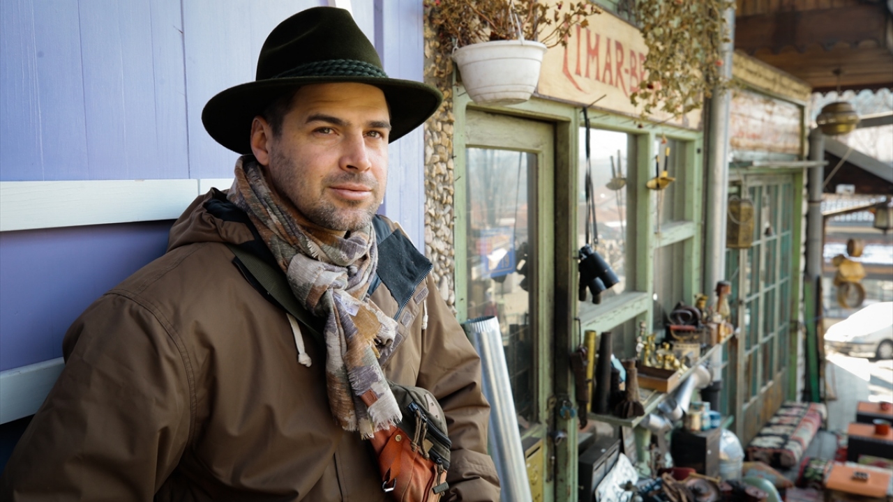 Bir ay önce yayınlanmaya başlayan program için ilk teklif geldiğinde son derece mutlu olduğunu belirten Strik, programın maceralı hayatları olan aileler üzerine odaklanmasının kendisini çok heyecanlandırdığını dile getirdi.