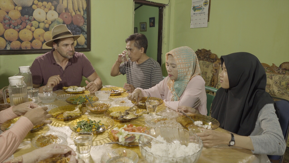 Strik, izleyicilerden gelen tepkilerin de muhteşem olduğunu söyleyerek, "Programı izleyen herkes oradaki ailelerle bağ kuruyor. Böylece o ülkelerdeki yaşam biçimini de yakından izleme fırsatı buluyor." ifadelerini kullandı.