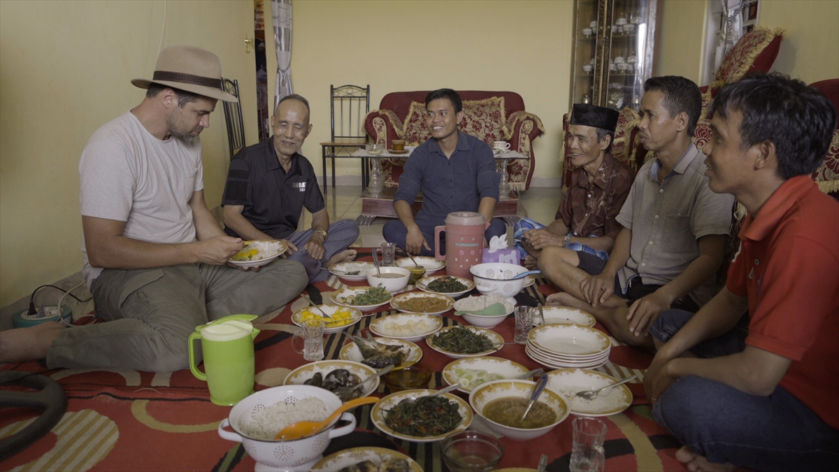 Programın bu ülkelerdeki gerçek aileleri gösterdiğini anlatan Strik, "Bu ülkeleri uzaktan izlediğimizde her şeyin güzel olduğunu sanıyoruz, ama oradaki insanların oldukça zor yaşamları var." diye konuştu.