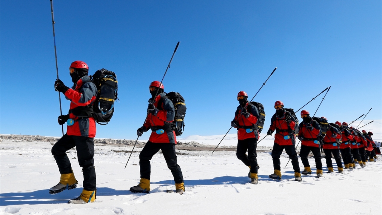 Ardından tim komutanı, çığ alanındaki afetzedelere seslenerek ses olup olmadığını belirlemeye çalışıyor.