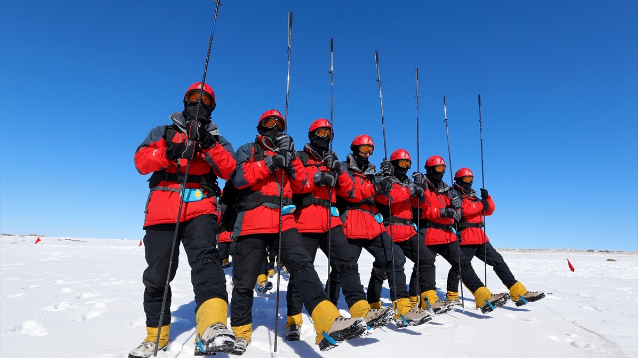 Karavelioğlu, "Göreve çıkmadan bir gün önce motivasyonunu sağlıyoruz, oynatıyoruz, sevindiriyoruz, ertesi gün de görevimizi icra ediyoruz. Başarılı şekilde görevimize gidip geliyoruz." dedi. 