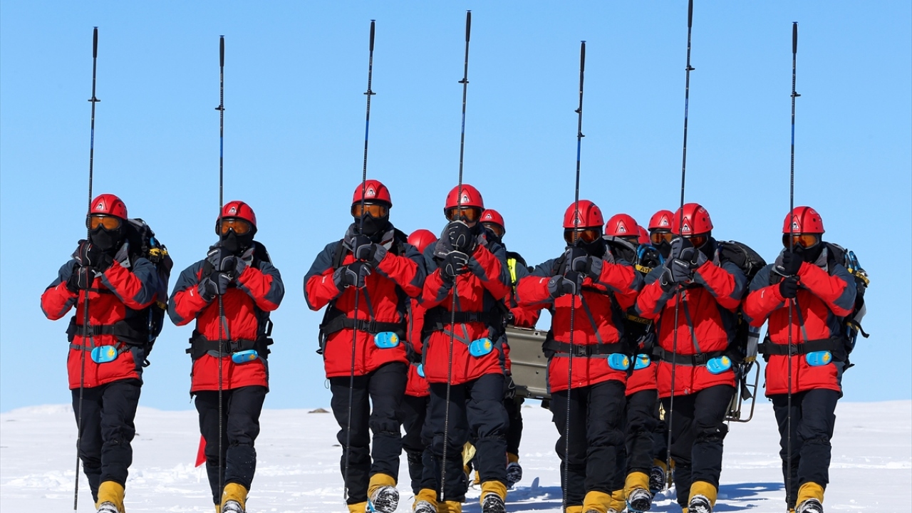 Türkiye`nin her yerinde olası doğal afetlerde yardıma koşmak için görevlendirilen arama kurtarma ekibi, aldıkları sıkı eğitimle halkın huzur ve güvenliği için daima hazır bekliyor. 