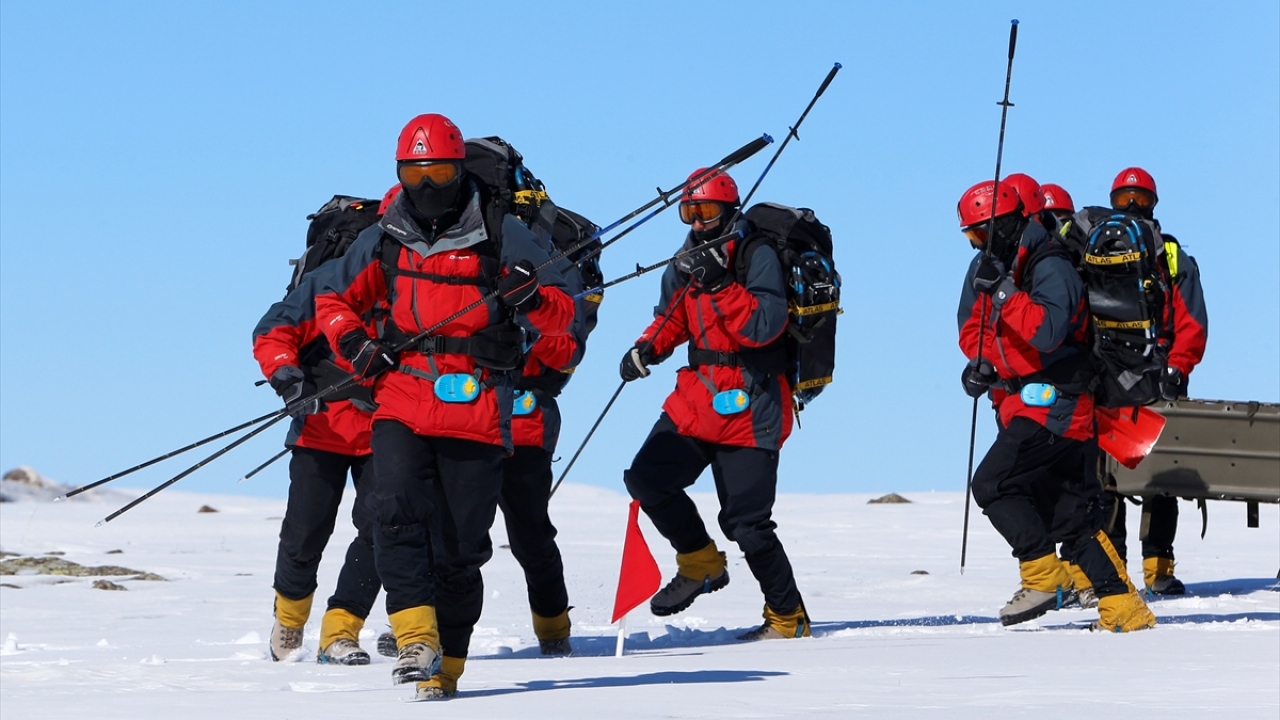 Eğitimleri kapsamında zaman zaman tatbikatlar yapan ekip, senaryo gereği, çığ altında kalan vatandaşı kurtarmak için anında harekete geçiyor. 