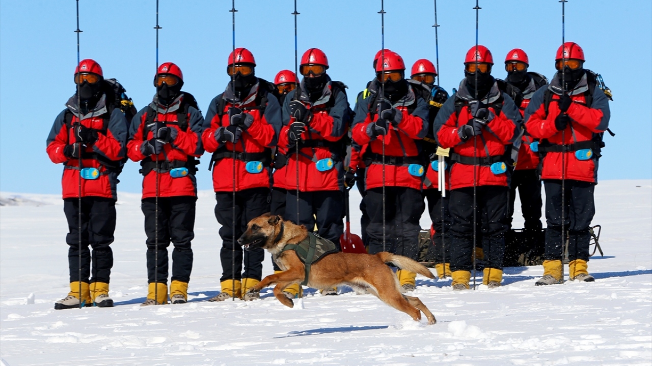 "Tank" adlı arama kurtarma köpeği de ekibin ayrılmaz parçası durumunda bulunuyor. 