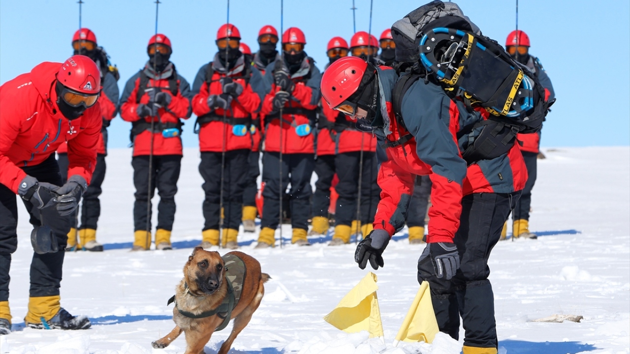 Alana gelen ekip, ilk olarak bayraklama yapıp bölgeyi işaretliyor.