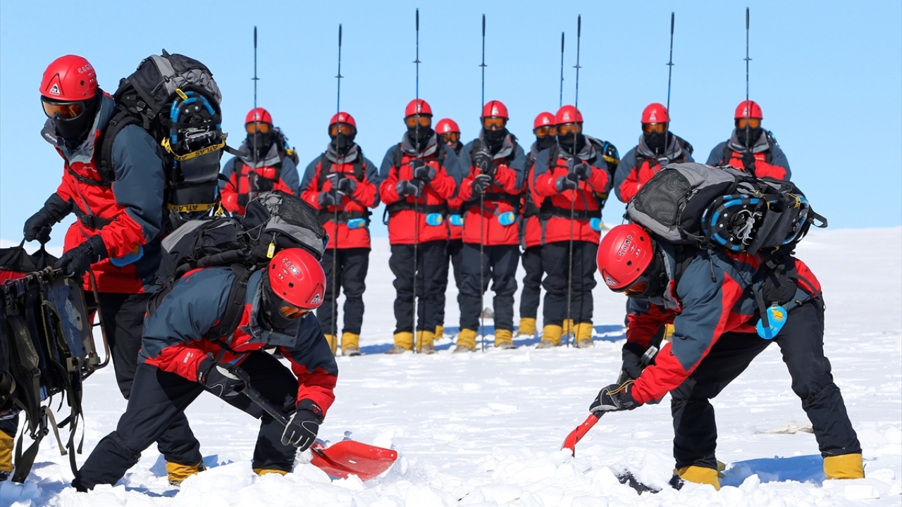 Hemen harekete geçen ekip, cihazlarla bulunduğu noktayı tespit ettikleri kişiyi kar altından çıkarıp ilk müdahalesini yaptıktan sonra sağlık kuruluşuna sevk ediyor.