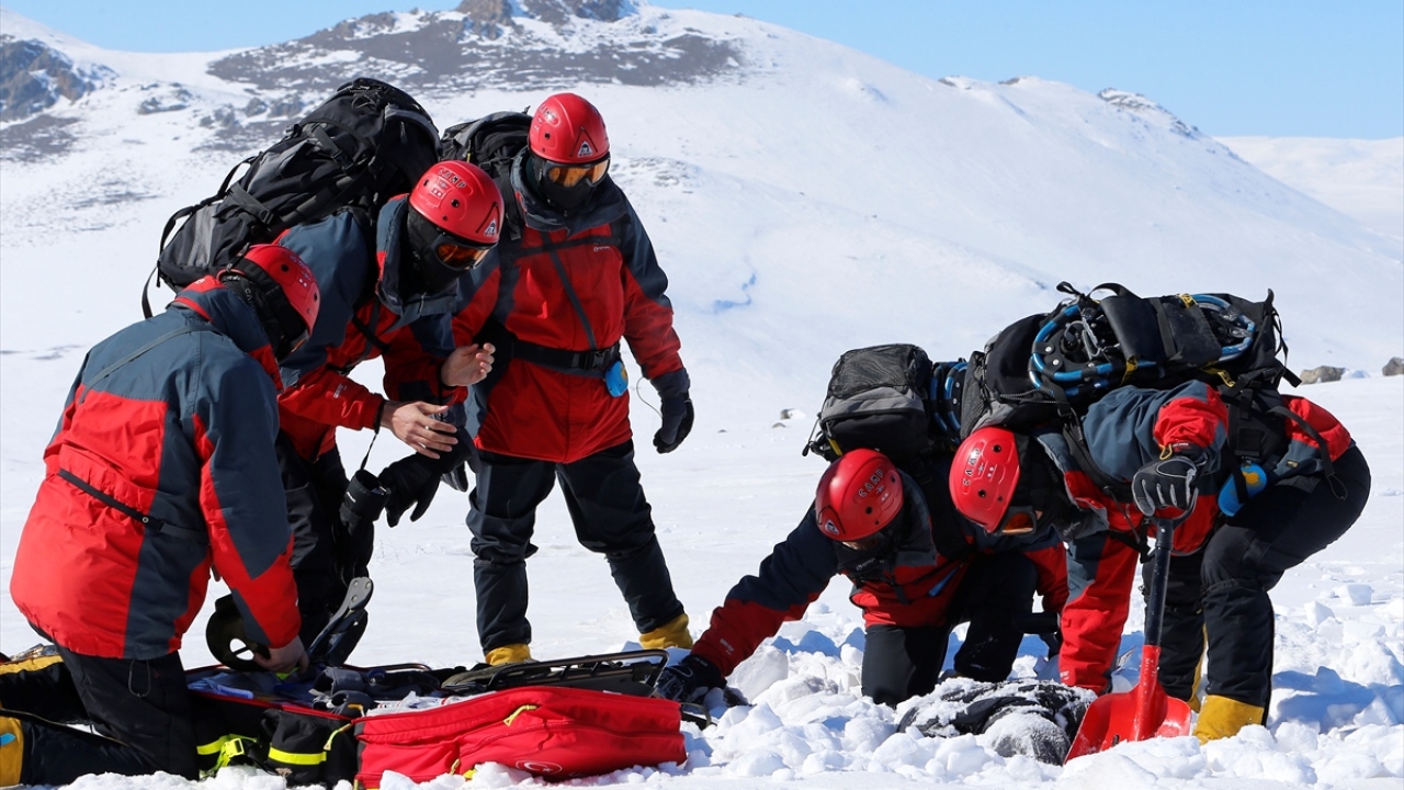 Çığın yanı sıra başta deprem olmak üzere her türlü doğal afet konusunda eğitimlerini sık sık tekrarlayan Mehmetçik, vatandaşa güven veriyor.
