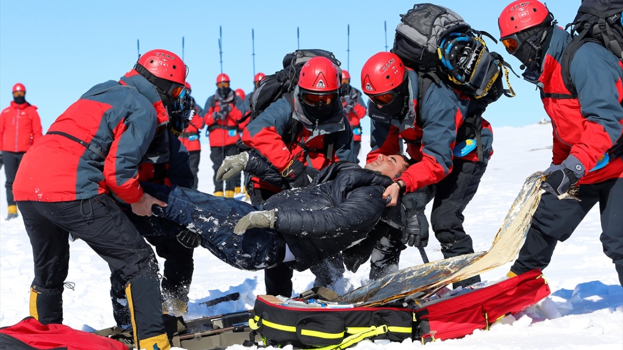 Doğal Afetler Arama Kurtarma Taburu Çığ Arama Kurtarma Ekip Komutanı Yüzbaşı Murat Erol, başta deprem olmak üzere her türlü doğa afete karşı hazır olduklarını, ayrıca araç kazalarına müdahale edip meskun mahalde de arama kurtarma yapabildiklerini söyledi.