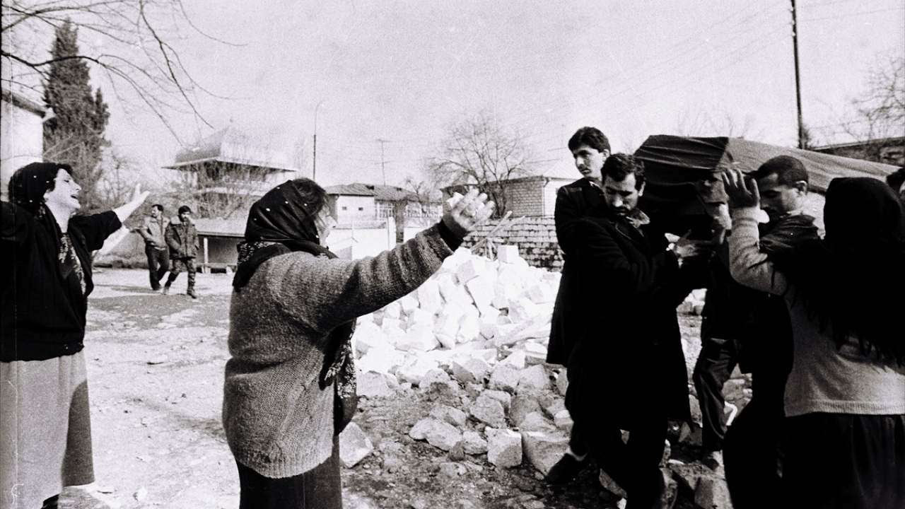 Sovyetler Birliği`nin dağılmasıyla 1991`in son günlerinde Hocalı`yı ablukaya alarak aylar süren saldırılarını 1992`nin 25 Şubat`ında yoğunlaştıran Ermenilerin katlettiği vatandaşlar Ağdam kentinde düzenlenen törenin ardından defnedilmişti. (Arşiv)