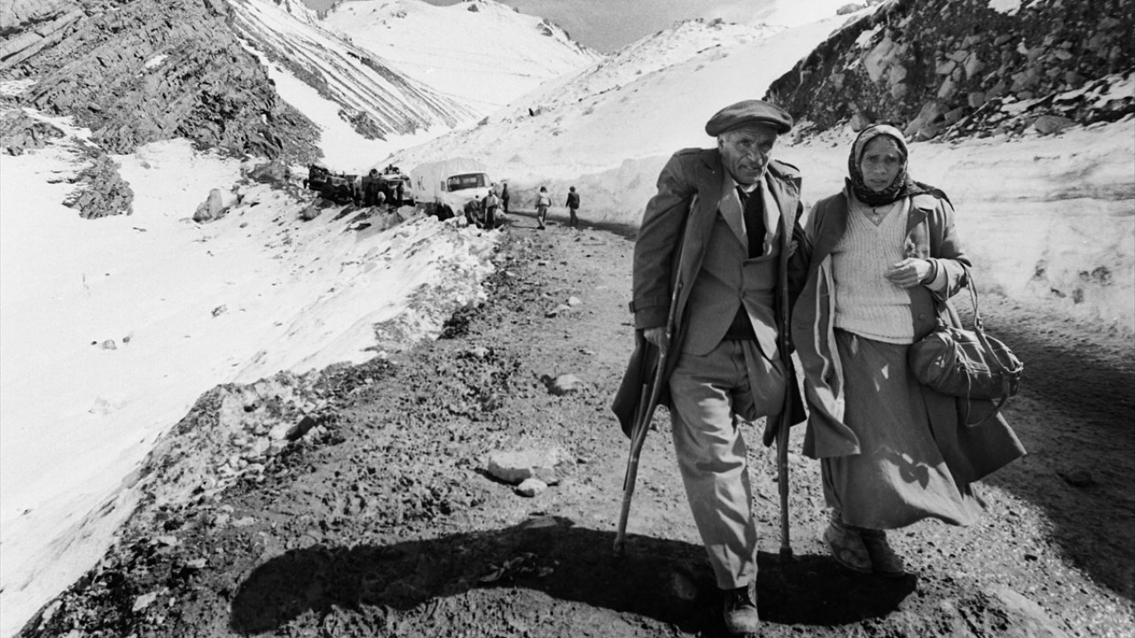 Sovyetler Birliği`nin dağılmasıyla 1991`in son günlerinde Hocalı`yı ablukaya alarak aylar süren saldırılarını 1992`nin 25 Şubat`ında yoğunlaştıran Ermenilerin katliam yaptığı bölgedeki siviller çevre kentlere sığınmıştı. (Arşiv)