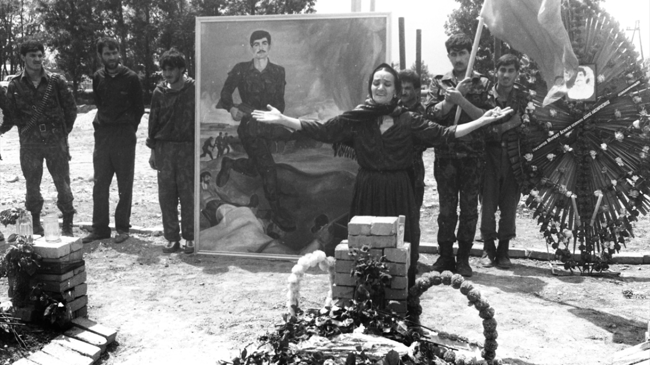 Fotoğrafta, Hocalı katliamında şehit olan oğlunun mezarı başında ağıt yakan bir anne görülüyor. (Arşiv) 