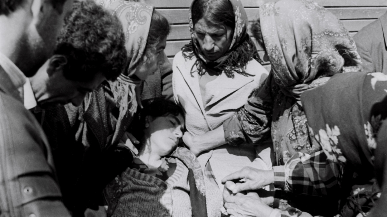 Sovyetler Birliği`nin dağılmasıyla 1991`in son günlerinde Hocalı`yı ablukaya alarak aylar süren saldırılarını 1992`nin 25 Şubat`ında yoğunlaştıran Ermenilerin katliam yaptığı bölgedeki kurtarılan siviller Ağdam`a getirilmişti. (Arşiv)