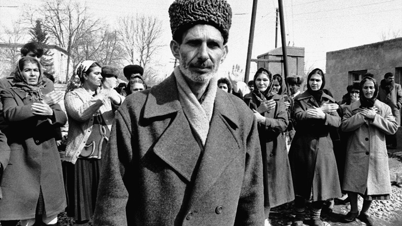 Sovyetler Birliği`nin dağılmasıyla 1991`in son günlerinde Hocalı`yı ablukaya alarak aylar süren saldırılarını 1992`nin 25 Şubat`ında yoğunlaştıran Ermenilerin katlettiği vatandaşlar için Ağdam Camisinde tören düzenlenmişti. (Arşiv) 