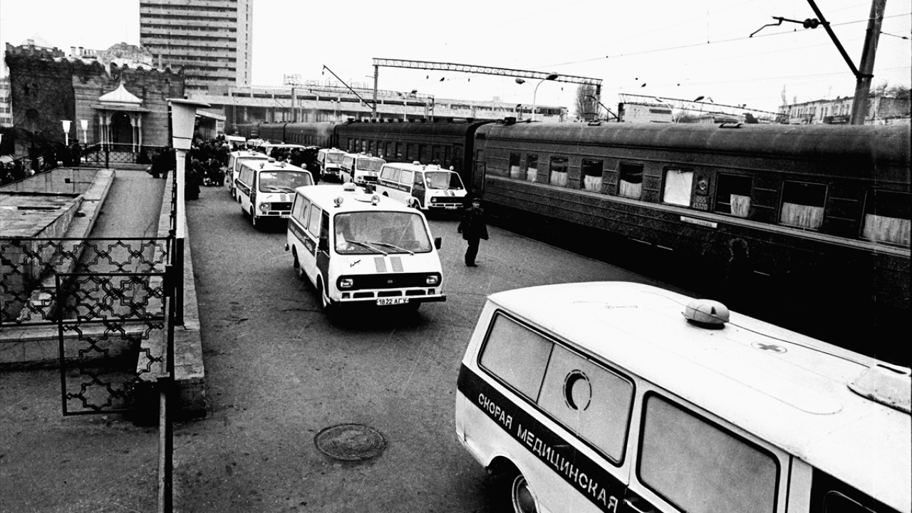 Ermenilerin, Sovyetler Birliği`nin dağılmasıyla 1991`in son günlerinde Hocalı`yı ablukaya alarak aylar süren saldırılarında yaralananlar trenlerle getirildikleri Bakü tren garında ambulanslar hastaneye sevk edilmişti. (Arşiv) 
