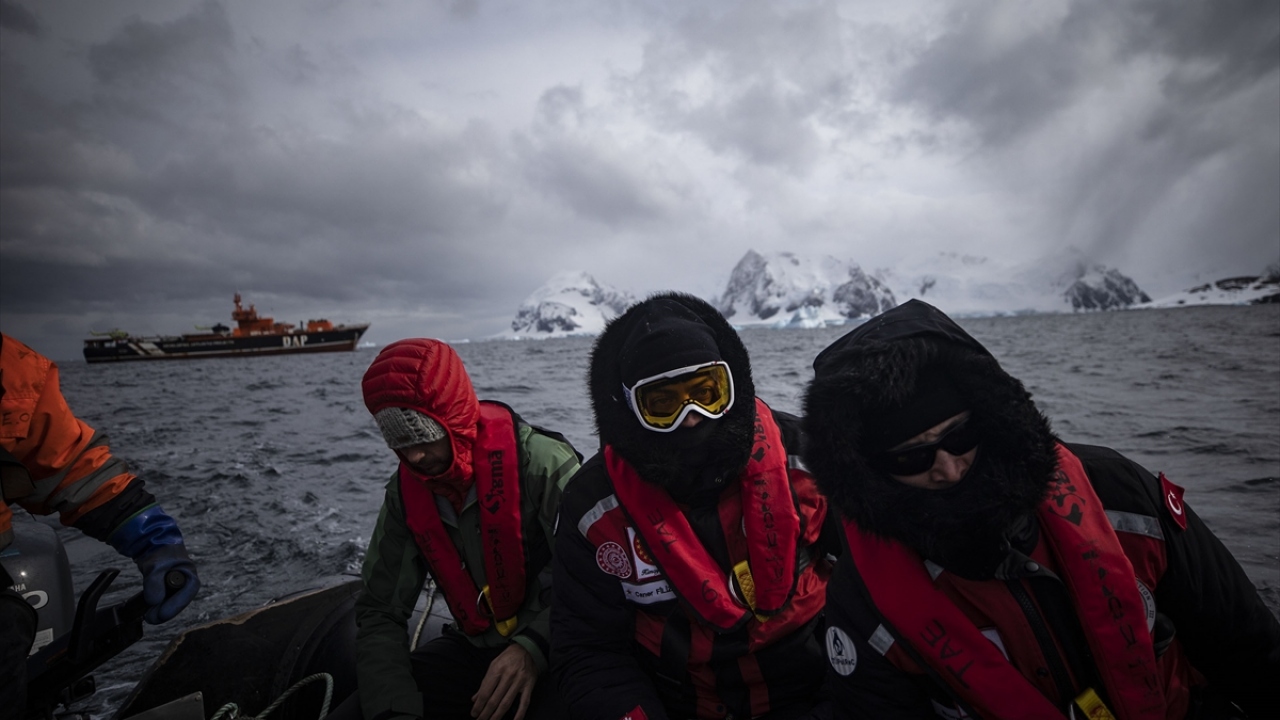 Şiddetli rüzgar nedeniyle yaklaşık 8 metreyi bulan dalgalar, Türk bilim insanlarının yolculuğunu zorlaştırdı. 