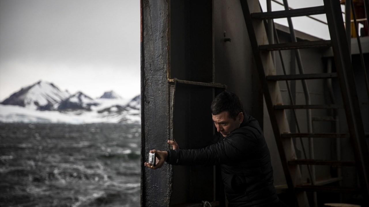 Böylece Antarktika`ya Bilim Üssü Kurulması Projesi’ne yönelik çalışmaların gerçekleştiği 3. Ulusal Antarktika Bilim Seferi kapsamında, Horseshoe Adası’nda Türk Bilimsel Araştırma Kampı kuruldu. 