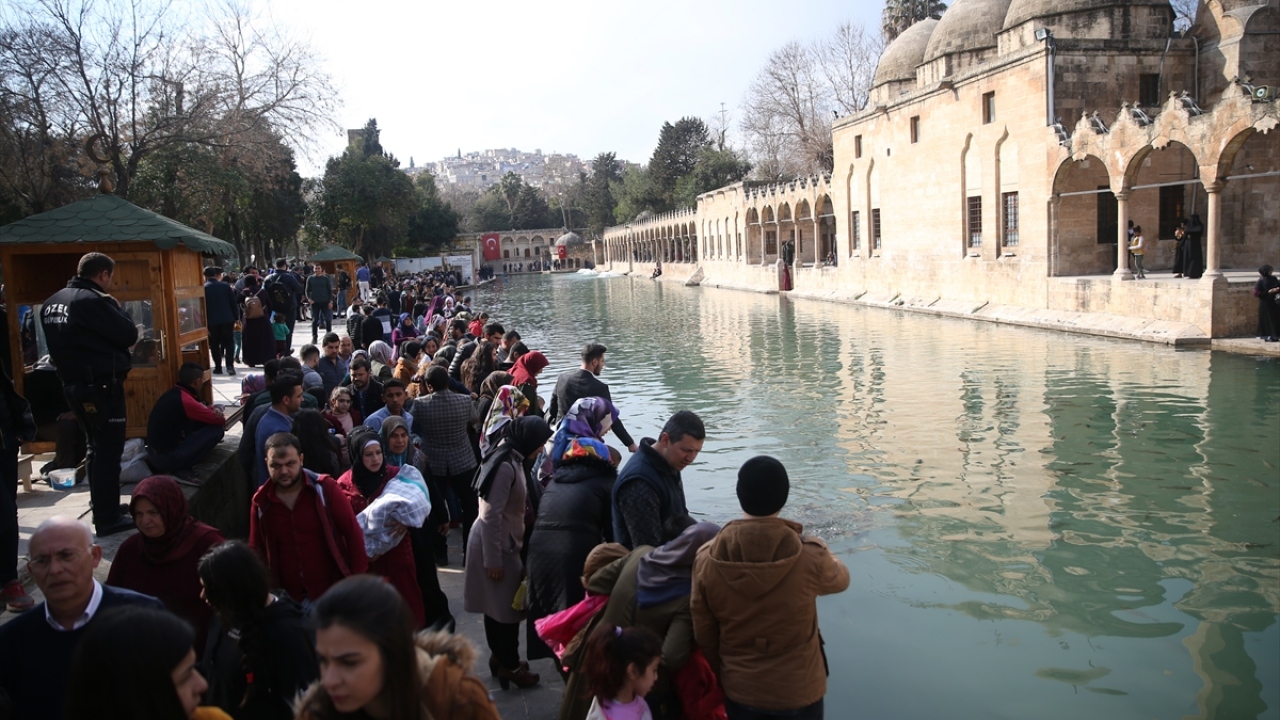 Geçen yıl düzenlenen 42`nci Dünya Miras Komitesi Toplantısı`nda Dünya Mirası Kalıcı Listesi`ne dahil edilen Göbeklitepe sayesinde turist yoğunluğu yaşanan kentte, birçok otel bahar ayları için rezervasyonlarını tamamladı.