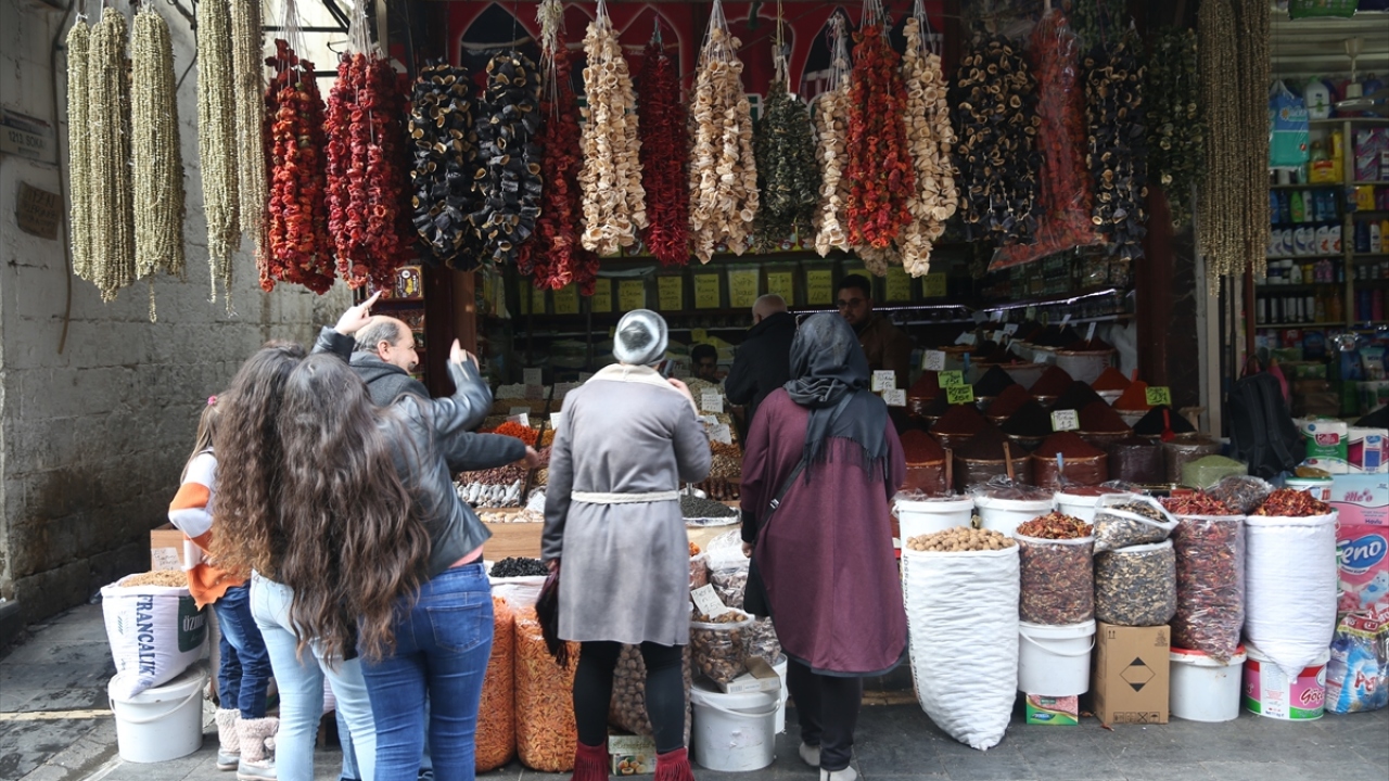 Bölgesel Turist Rehberleri Odası Başkanı Müslüm Çoban, Göbeklitepe`nin turizm açısından çok önemli bir yer olduğunu belirterek böyle bir değere sahip bulundukları için duydukları mutluluğu dile getirdi. 