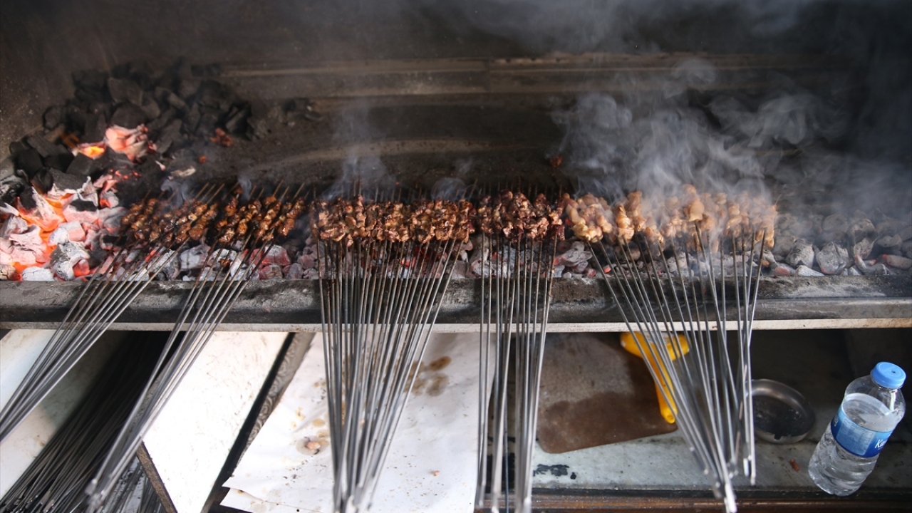 Turizm acentesi yetkilisi İsa Çiftçi de normalde bölgede kışın turizm sezonunun durgun geçtiğini ama bu yıl farklı bir hareketlilikle karşı karşıya olduklarını belirtti.