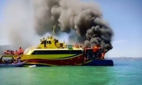 Malezya'da feribotta yangın: 55 kişi son anda kurtarıldı