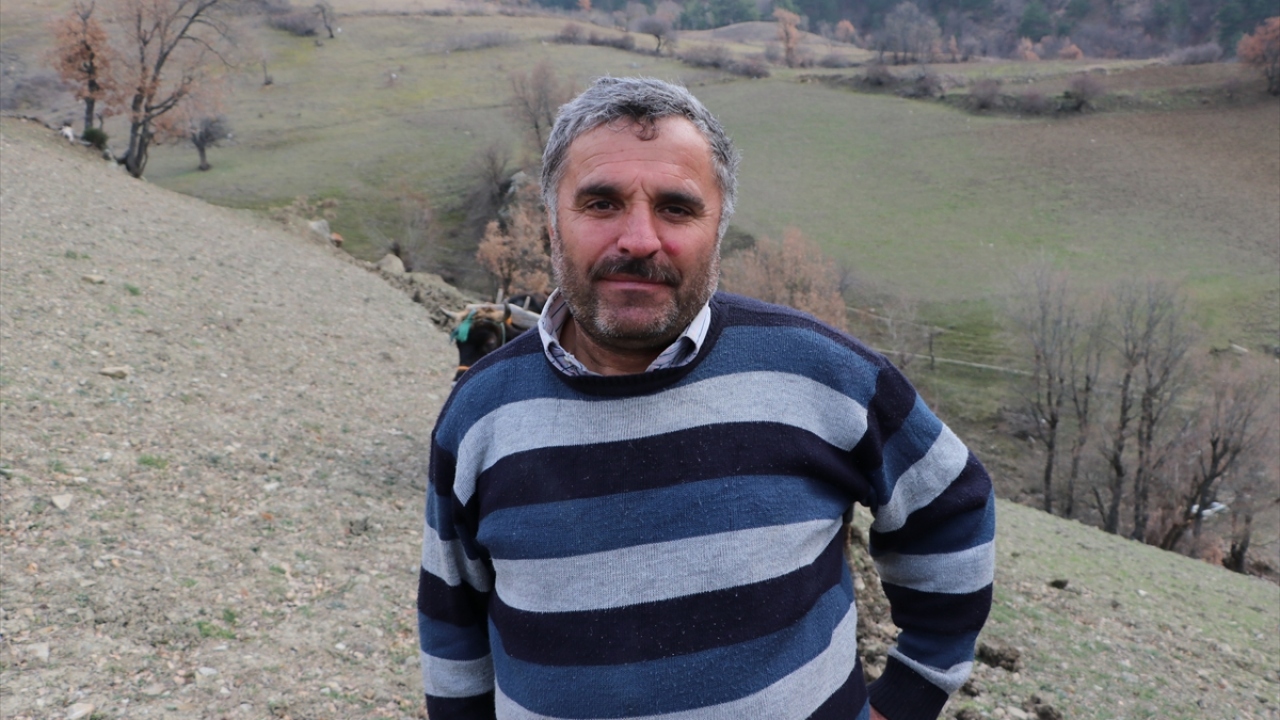 Köy muhtarı Arif Erim de köydeki tek traktörün kendisinde bulunduğunu anlatarak, "Köylülere, inşaat yapanlara yardım ediyorum, hayvanlarının ihtiyaçlarını karşılıyorum. Herkesin ununu, yemini teslim ederim." ifadesini kullandı. 