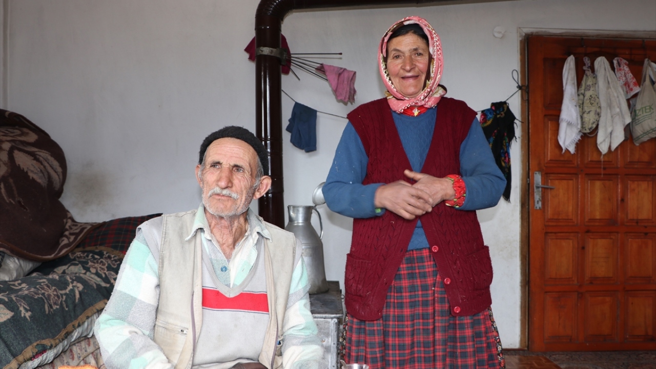 Erim, hayatında hiç traktör sahibi olmadığına dikkati çekerek, "Gençliğimde traktör alacak param yoktu. Zaten traktörle ne yapayım. Düz arazi de yok. Onu yaptırmaya da bir sürü para gidecek." dedi.