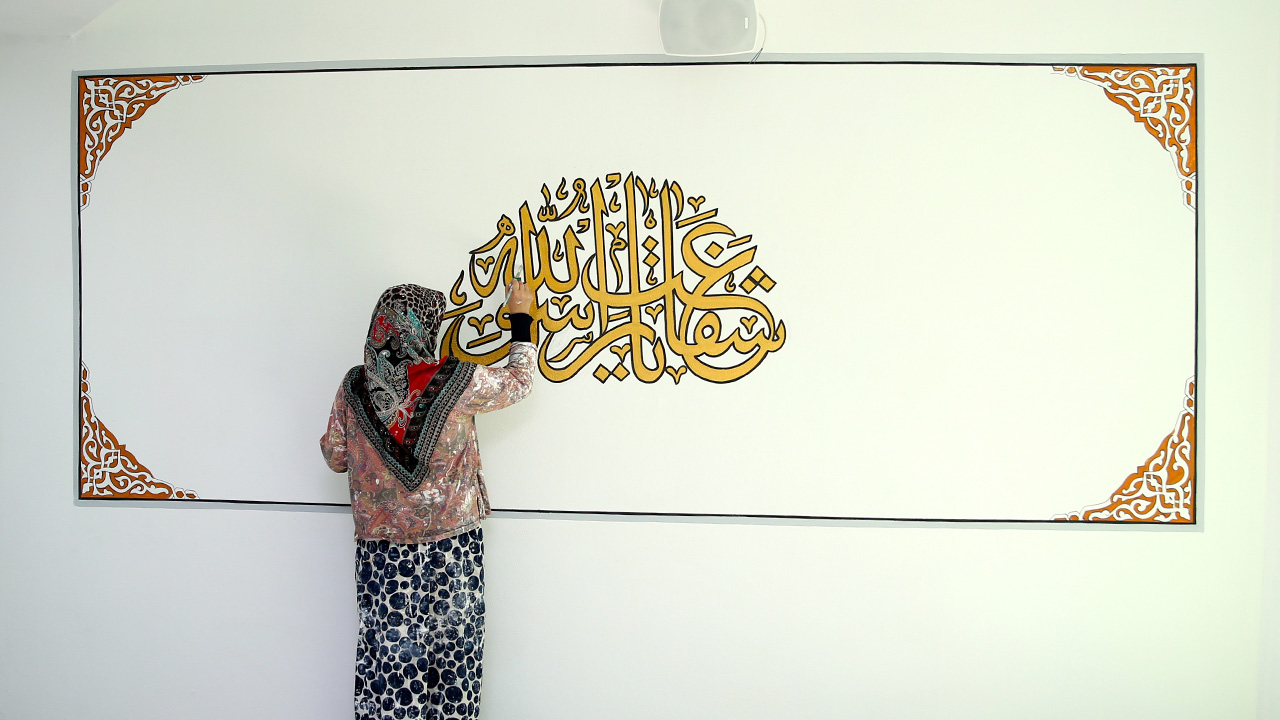 Sakarya`da yaşayan 53 yaşındaki muhasebeci Çiğdem Ak, eşi Mehmet Ak sayesinde hat sanatıyla tanıştı. Eşinin çalıştığı camileri gezip gördükten sonra hat işine merak saran Ak, eşine yardımcı olmaya karar verdi.