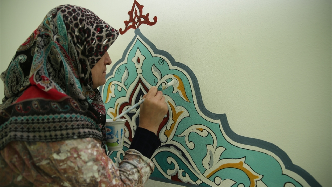 Ak, Türkiye`nin farklı kentlerindeki camileri eşiyle hat sanatıyla süsleyerek Sakarya`nın Söğütlü ilçesindeki Levent Mahallesi Camisi`nin hat işinde de eşiyle çalışmaya başladı.