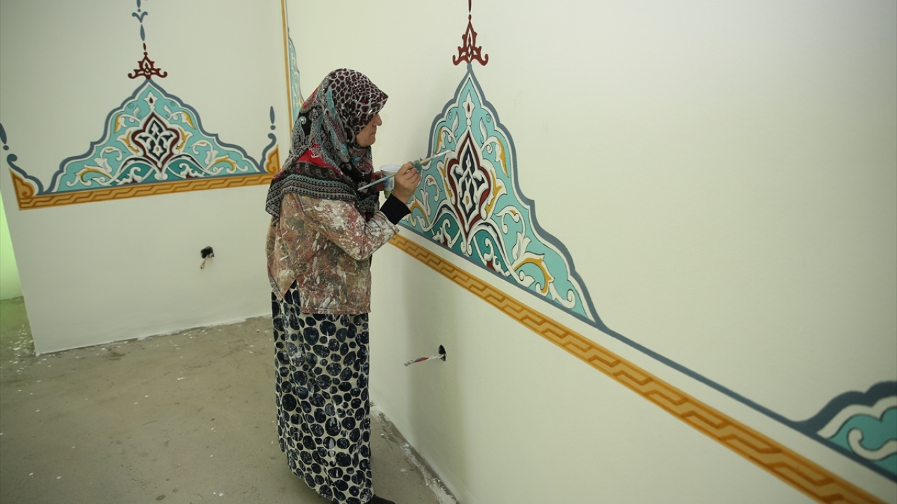 İşin bitmesine az bir süre kala eşinin ani vefatıyla büyük üzüntü yaşayan Ak, verdikleri sözü tutmak için eşinin çırağını da yanına alarak caminin yarım kalan hat işini bitirdi.