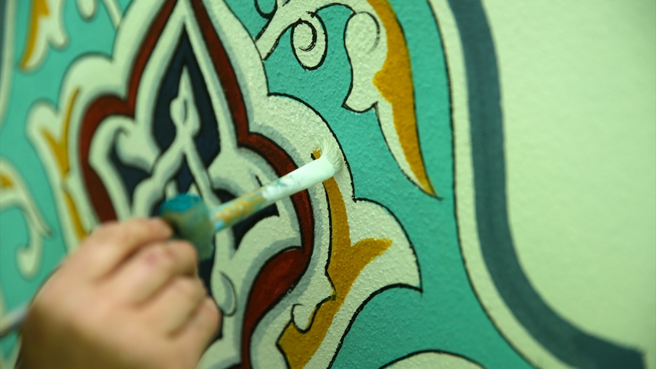 Çiğdem Ak, eşiyle yaklaşık  4-5 yıl önce iş ararken tanışarak evlendiklerini, eşinin 4 ay önce vefat ettiğini söyledi. Eşinin hat yaptığı camileri görünce hayran kaldığını anlatan Ak, "Daha doğrusu eşimin işine aşık oldum." dedi.