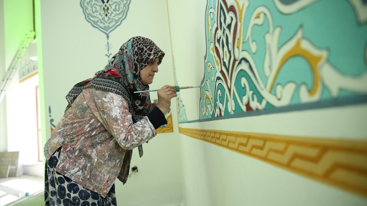 Eşinin Düzce, Kocaeli, Sakarya gibi kentlerdeki bazı camilerin hat işini yaptığını ifade ederek "Son çalıştığımız camide de birçok anımız var. Eşimle çalışırken aynı zamanda eğleniyorduk. Mesela cami ortamı akustik olduğu için dua okurdu." dedi.