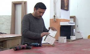 Görme engelliler için ahşap satranç ve tavla üretiyor