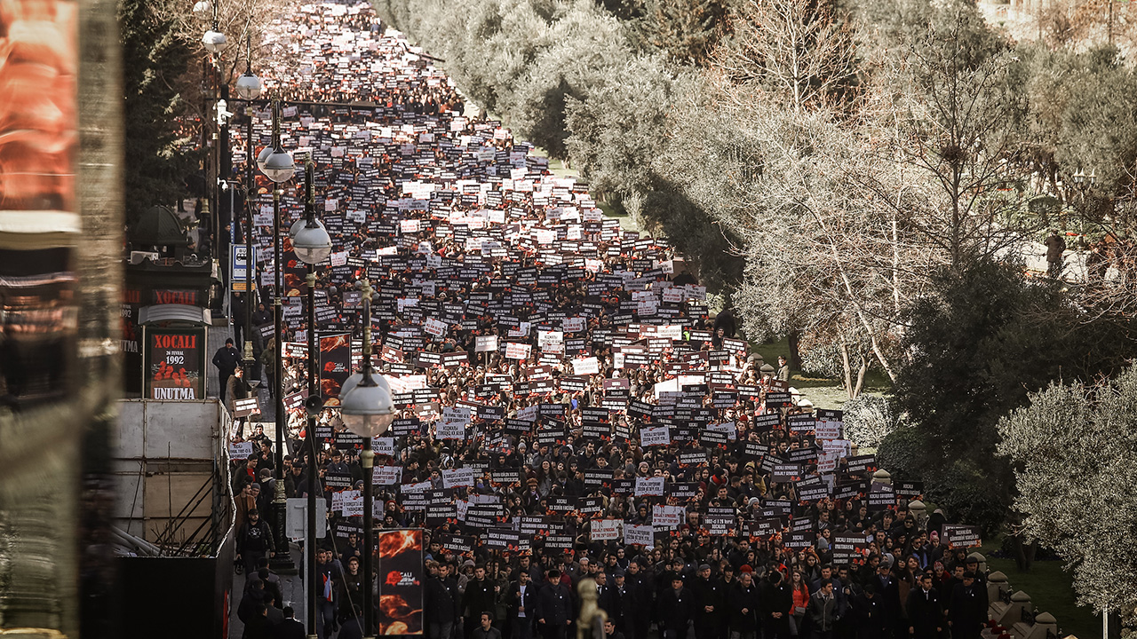 Azerbaycan halkı, 27 yıl önce Hocalı`da Ermenilerin işkencelerle öldürdüğü 613 Azerbaycanlıyı anmak için Bakü`deki Ana Feryadı Anıtı`na akın etti.