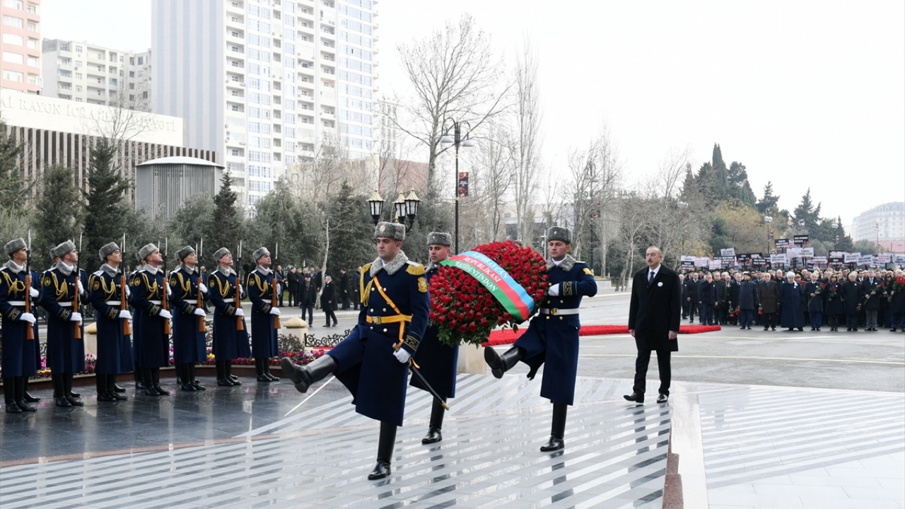 Azadlık Meydanı`nda toplanan on binlerce Azerbaycanlı, Cumhurbaşkanı İlham Aliyev ve devlet erkanıyla Ana Feryadı Anıtı`na yürüdü.