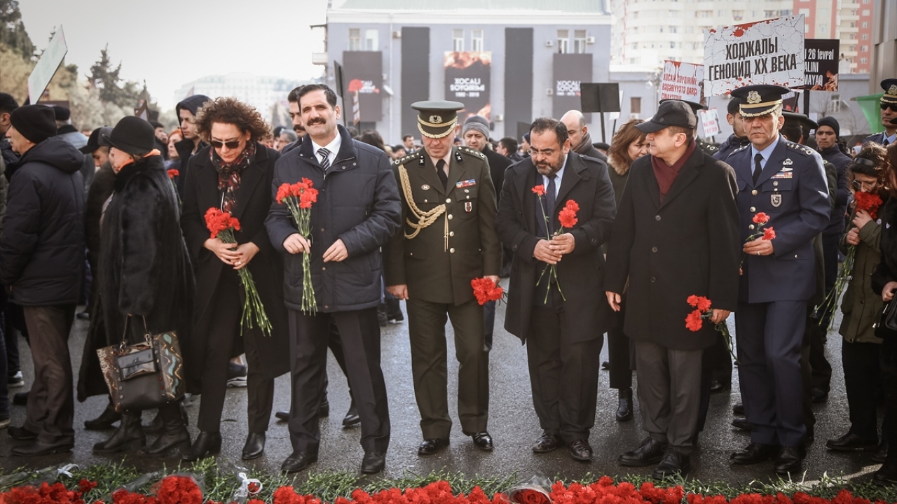 Ermenilerin 27 yıl önce Yukarı Karabağ`da, Hocalı`da yaptığı vahşete tanık olanlar, yakınlarını kaybedenler göz yaşları içinde dualar okudu.