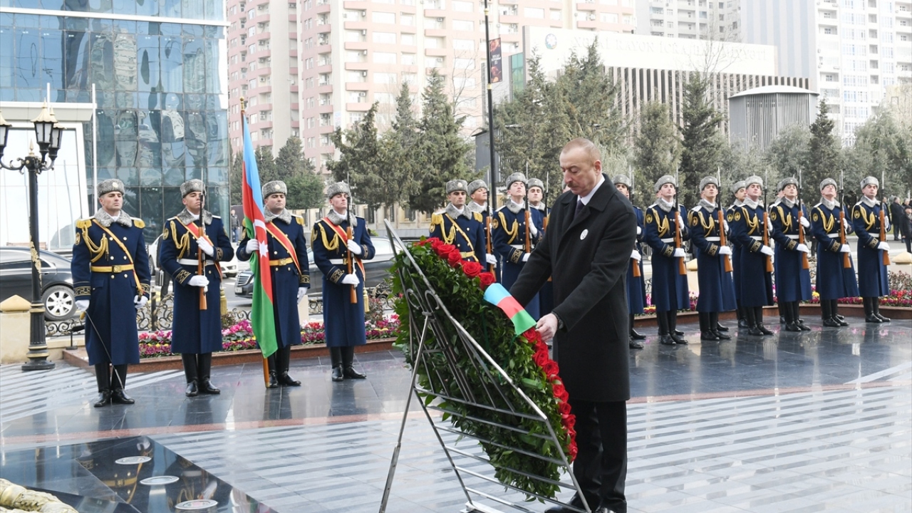 Türkiye`nin Bakü Büyükelçisi Erkan Özoral, KKTC Temsilcisi Ufuk Turgener ile Türk kurum ve kuruluşların temsilcilerinin de katıldığı yürüyüşten sonra Aliyev ve beraberindekiler anıta çiçek sundu.