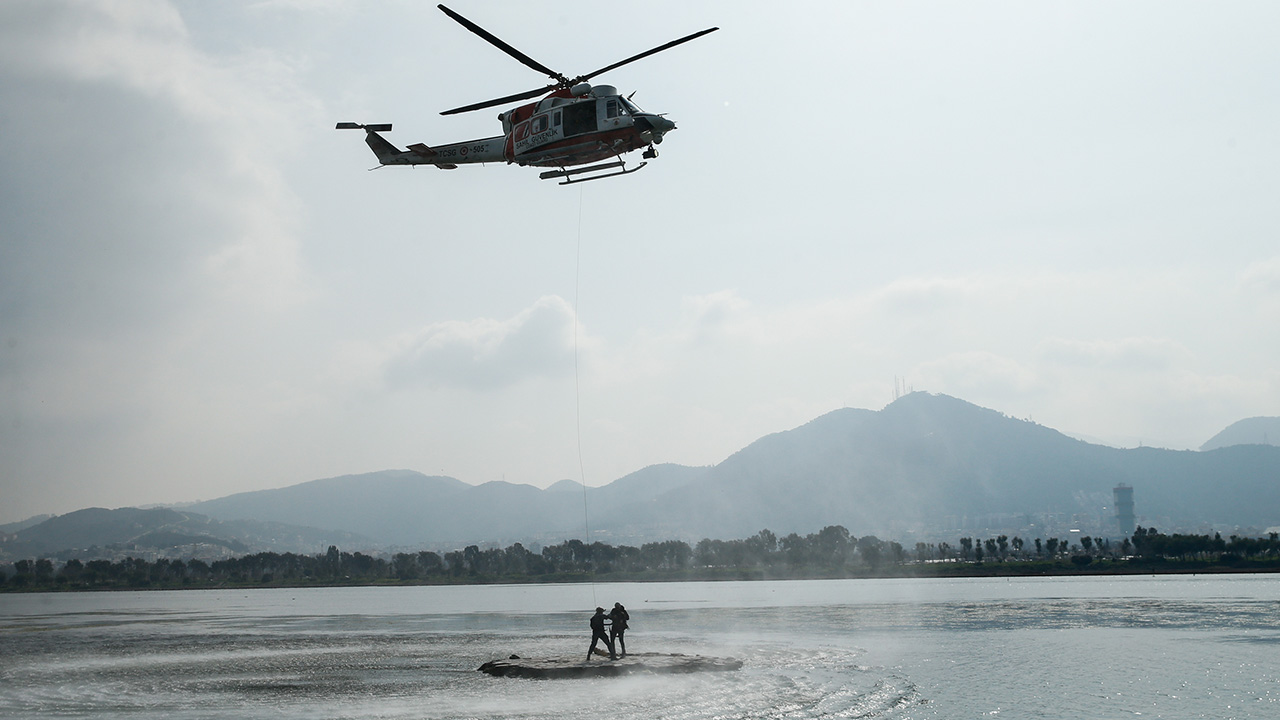İzmir Valiliği koordinatörlüğünde İnciraltı Kent Ormanı ve Engelliler Tabiat Parkı`nda düzenlenen suda arama ve kurtarma tatbikatında Manisa, Aydın, Denizli, Uşak, Muğla ve Balıkesir’den gelen arama ve kurtarma ekipleri görev aldı.