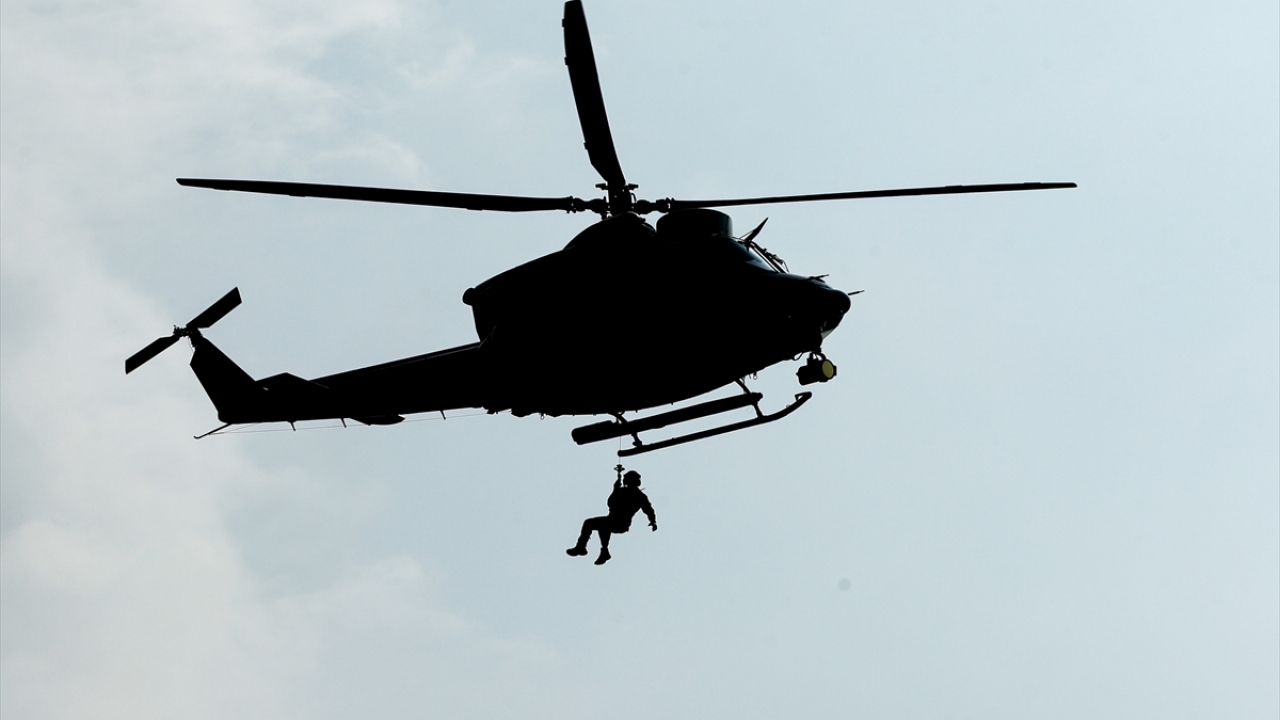 Senaryo gereği ada üzerinde mahsur kalan vatandaş Sahil Güvenlik ekipleri tarafından helikopterle kurtarıldı.