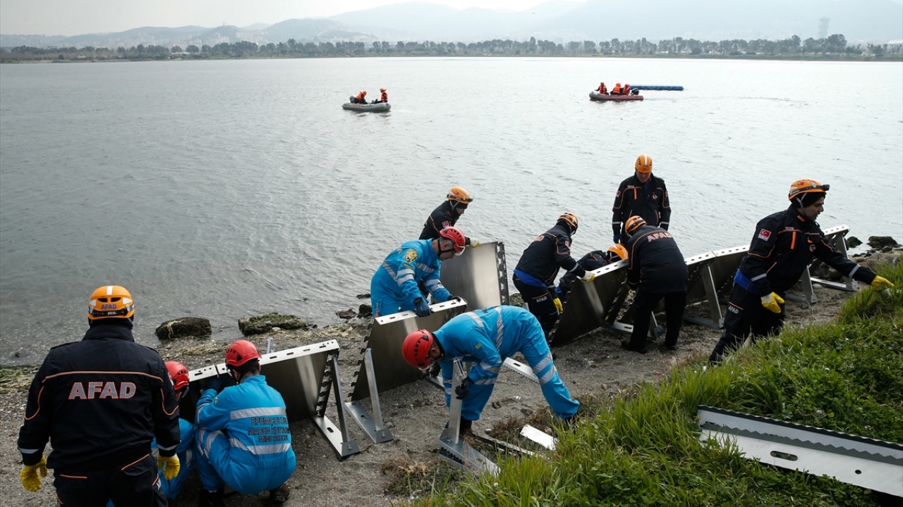 Senaryo gereği sel felaketinin yaşandığı bölgede su tahliyesi ile bariyerle önlem alma faaliyeti gerçekleştirildi.