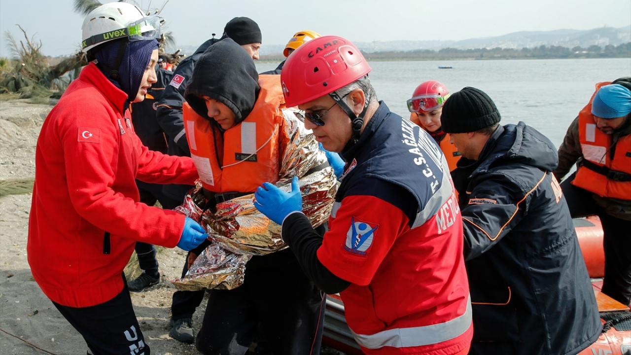 Senaryo gereği denizde mahsur kalan vatandaşlar AFAD ekipleri tarafından kurtarılarak kıyıya çıkartıldı.