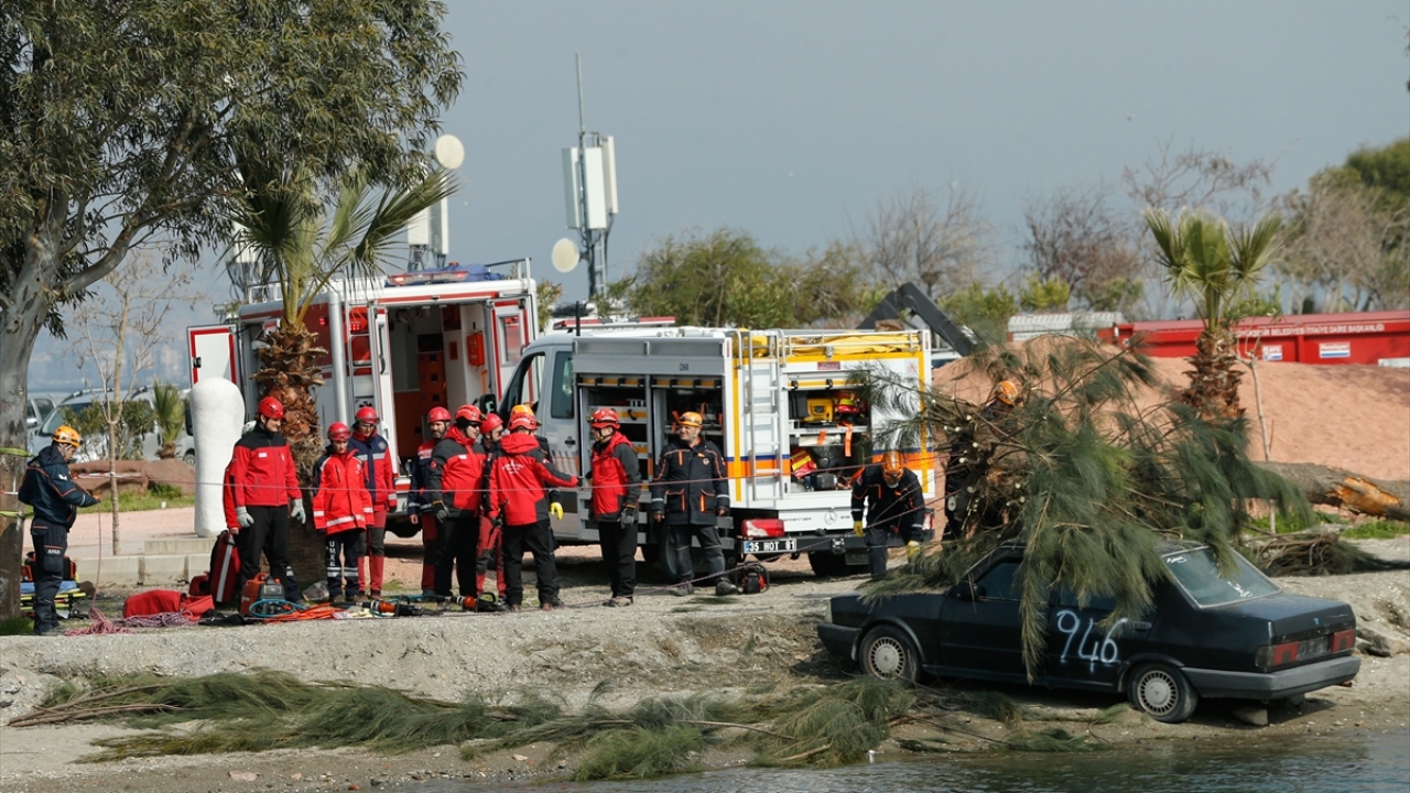 Senaryo gereği fırtınadan dolayı üzerine ağaç devrilen araçtaki yaralılar İzmir Büyükşehir Belediyesi itfaiyesi ekipleri tarafından kurtarıldı.