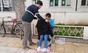 Dilenen engelli çocuğa polis şefkati