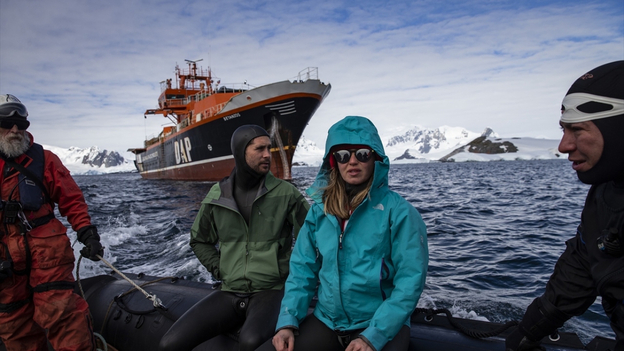 Türk bilim insanlarıyla kıtada bulunan Ercümen de Türkiye`nin kıtadaki geçici üssü olan kampın kurulum çalışmalarına destek verdi.
