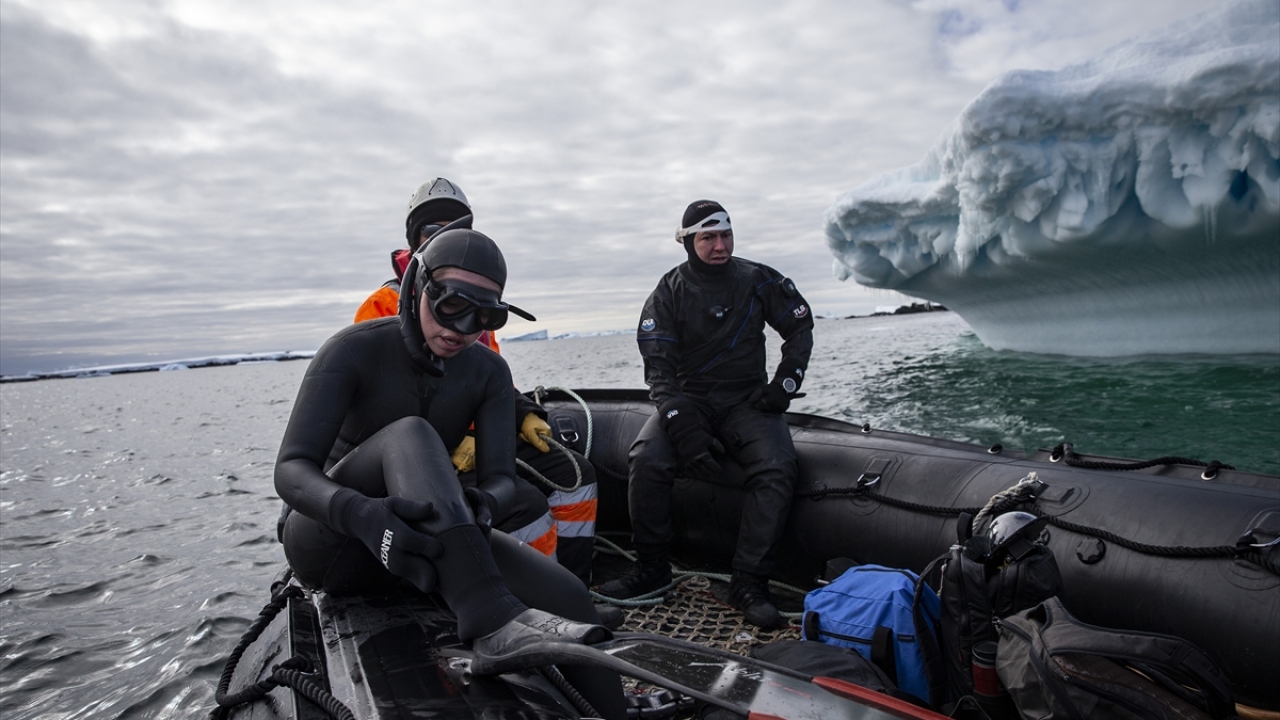 Soğuğa karşı özel bir koruyucusu olmayan elbise kullanmayı tercih eden Ercümen`in dalışı sırasında hava sıcaklığı eksi 15, su sıcaklığı ise sıfır derece olarak ölçüldü.