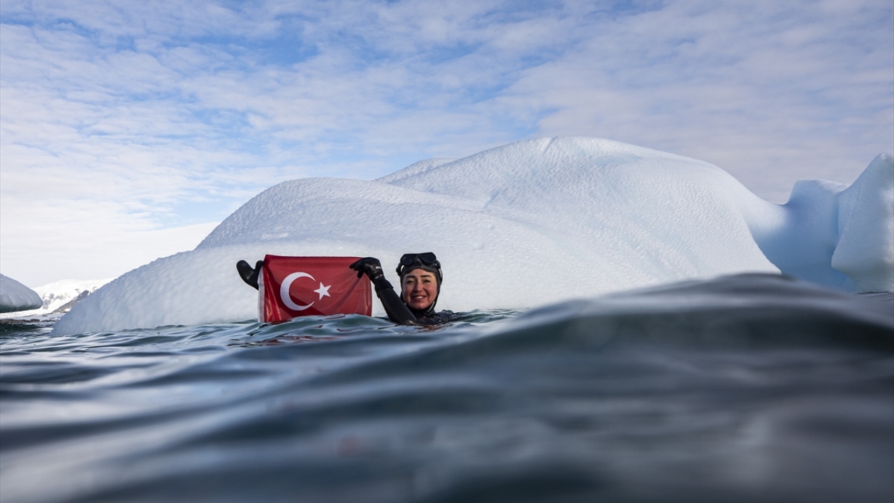 "Soğuğa rağmen bayrağımızı dalgalandırmak çok gurur verici."
