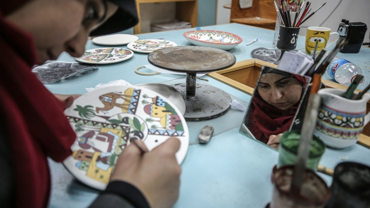 Çömlekçi çarkı başında bardak, fincan ve küp gibi çeşitli kaplar ortaya çıkaran ustalar, sessiz dokunuşlarıyla süslemesini de yapıyor.
